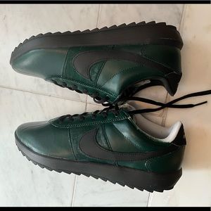 Women size 9 Nike shoes green black barely worn